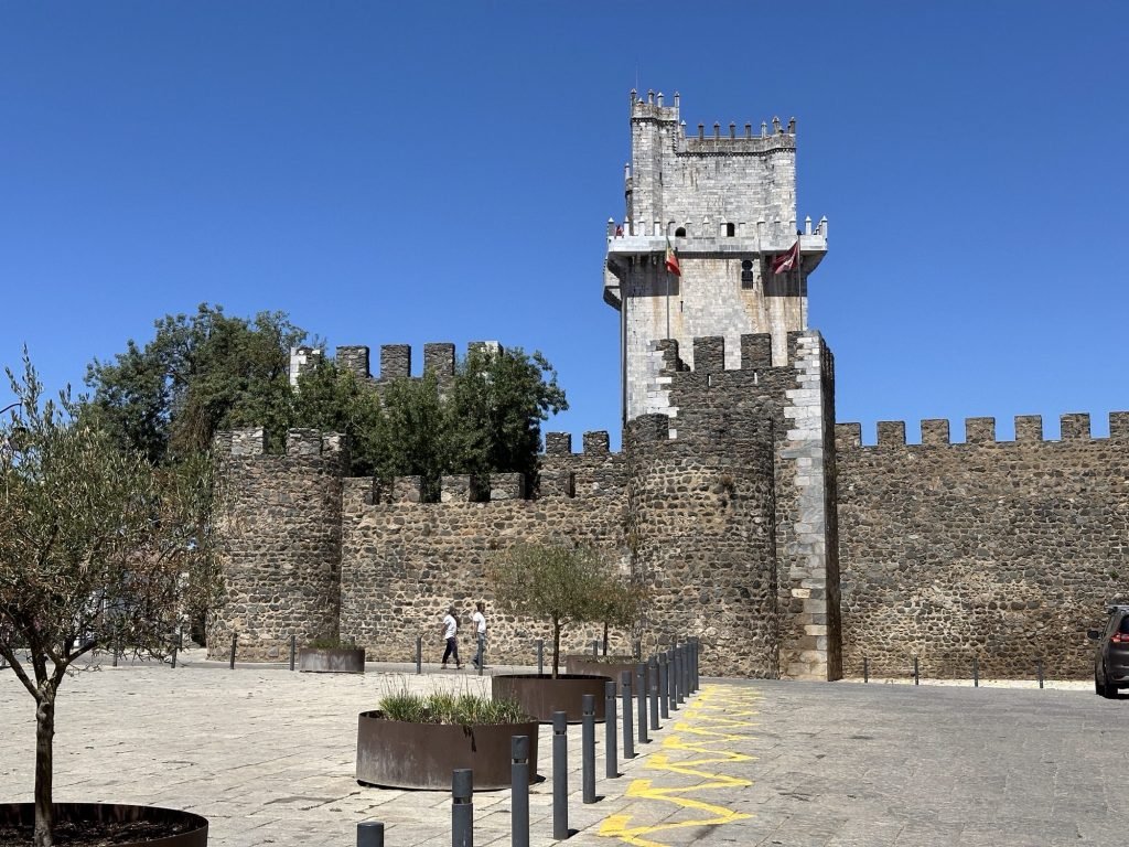 Kanteel-muren en gotische verdedigingstoren van het kasteel van Beja