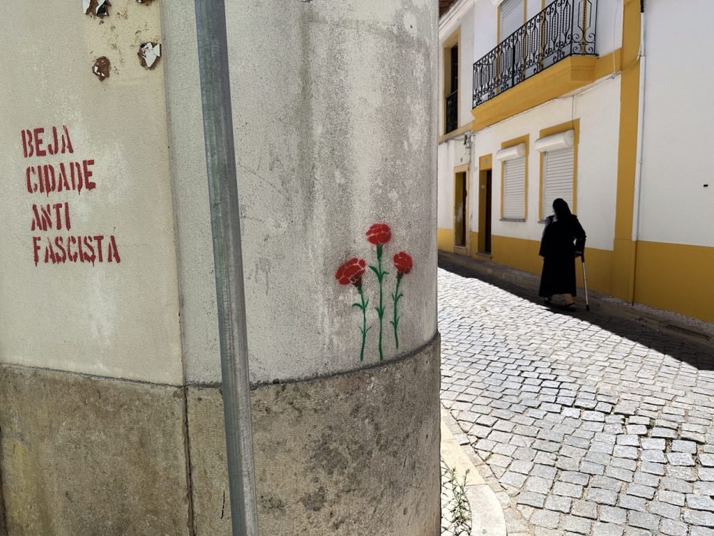 Straathoek in Beja met anti-fascistische leuze en geschilderde anjers. 