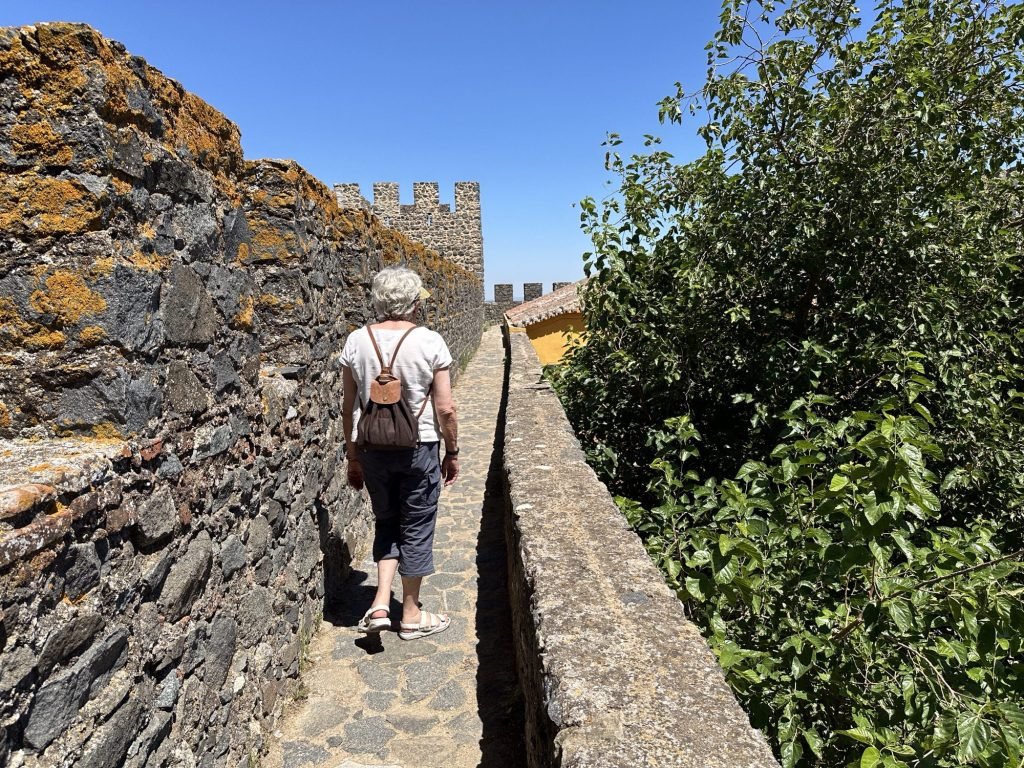 Toeriste wandelt op verdedigingsmuren van kasteel van Beja
