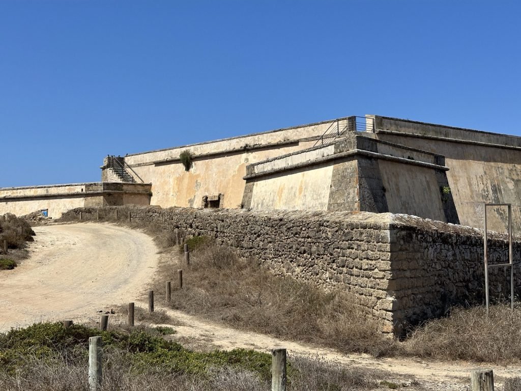 Gesloten betonnen fort van Porto Covo