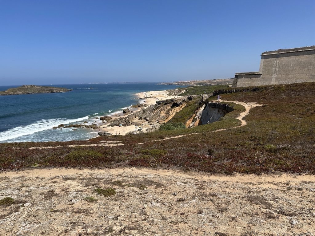 De baai van Porto Covo met deels zicht op het fort