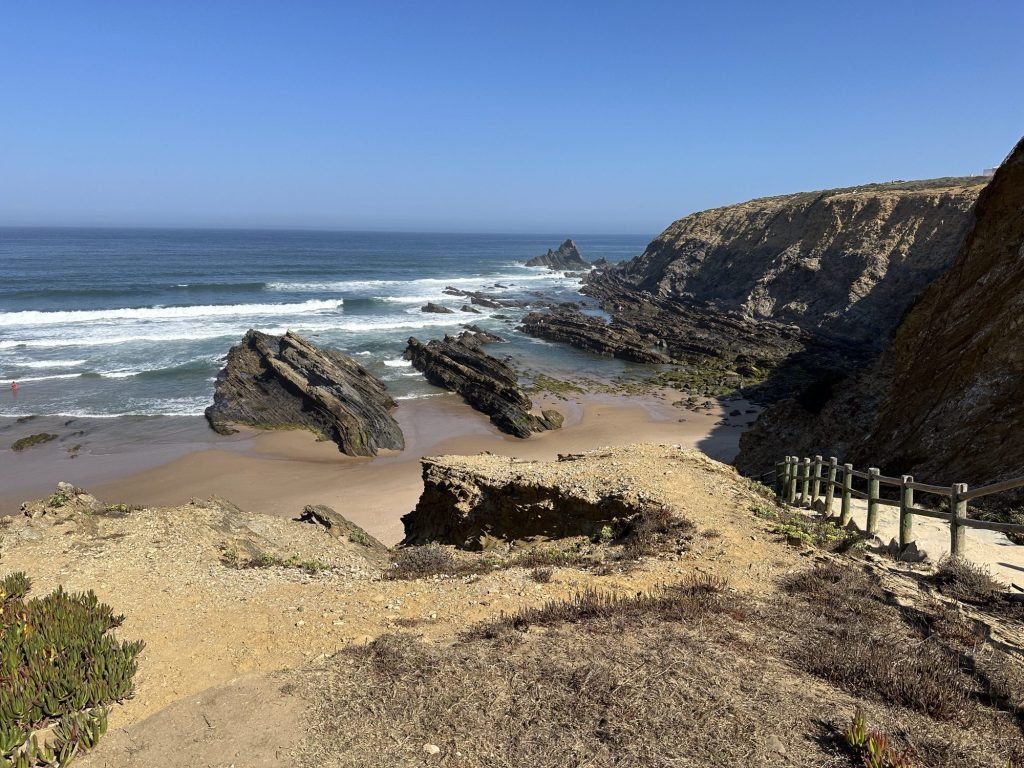 Rotsen, strand, zee en dalend wegje op de Rota Vicentina