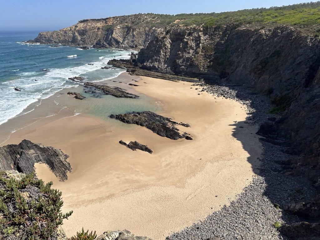 Het Praia do Carvalhal-strand van bovenaf gezien