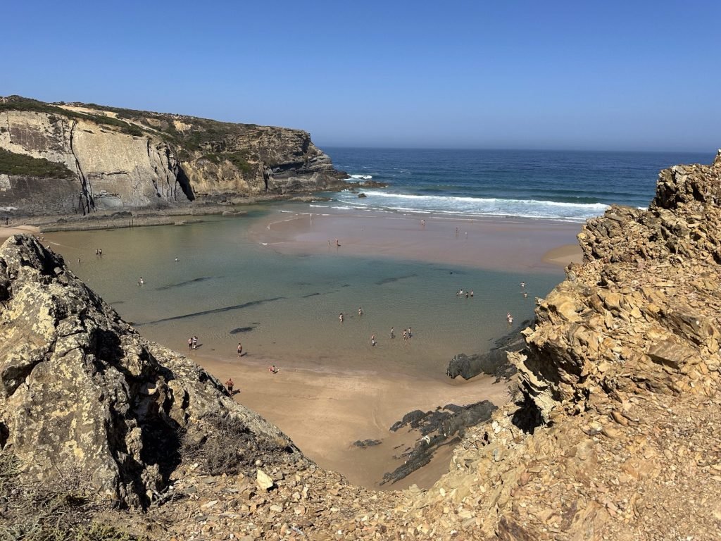 Zee in verschillende kleuren met zandbank aan de Praia do Carvalhal