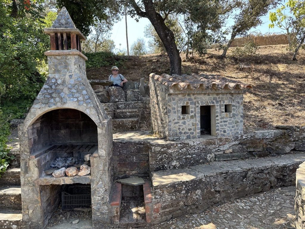 Stenen barbecue met stenen bankes in Fonte do Azinha