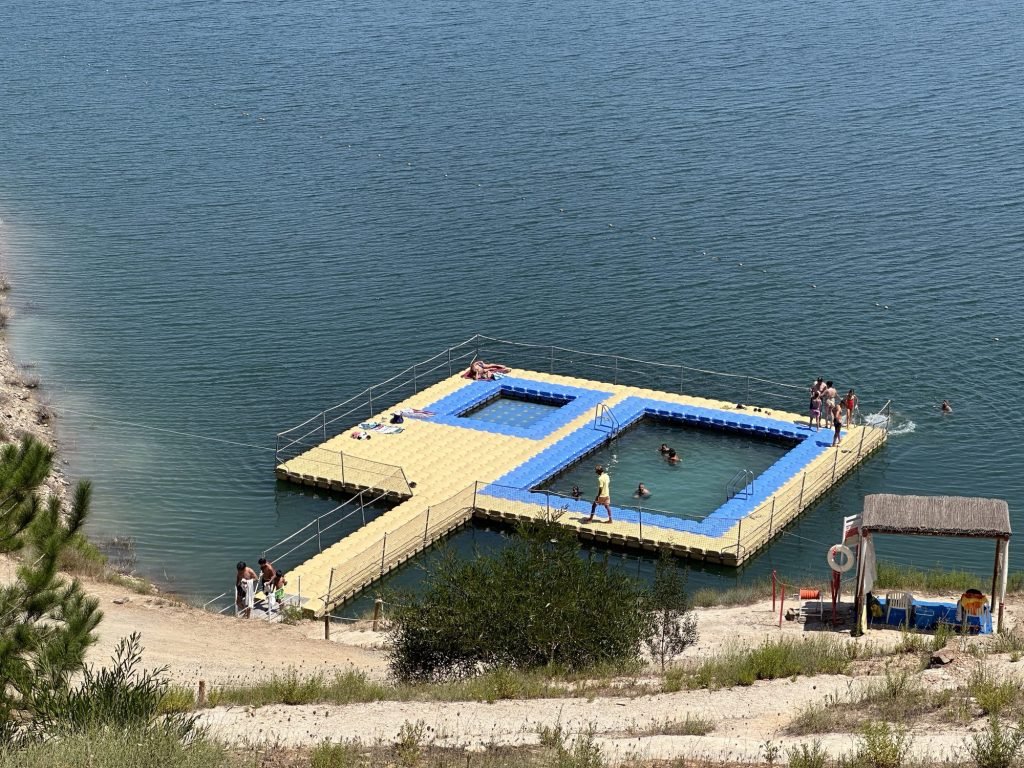 Geel-blauw zwembad in het stuwmeer (Barragem de Santa Clara)