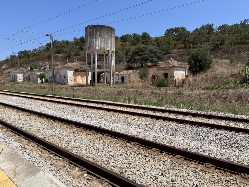 Oude watertoren voor stoomtreinen in Santa Clara-Sabóia
