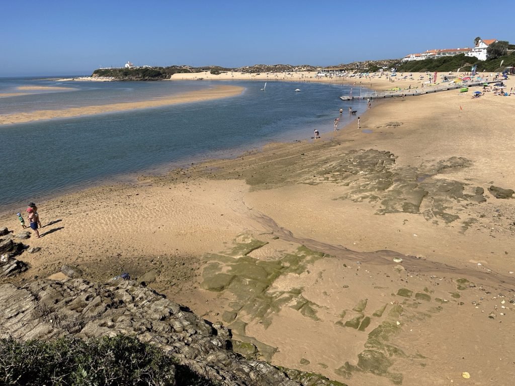 Baai met groot strand en zandbanken in Villanova de Milfontes