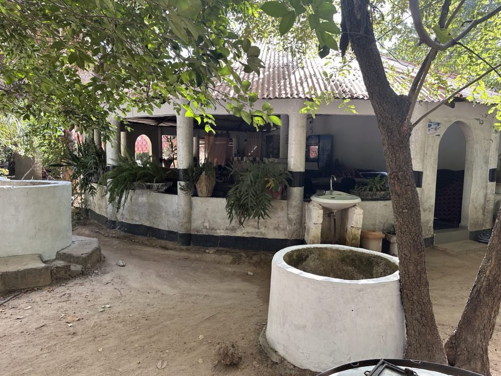 Halfrond gebouw met grot ramen zonder vensters: bar en ontvangstruimte van de Snake Farm