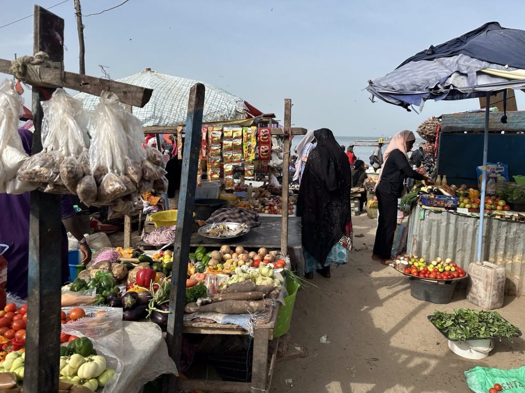 Kraampjes met groenten en fruit en zwart-gesluierde vrouw