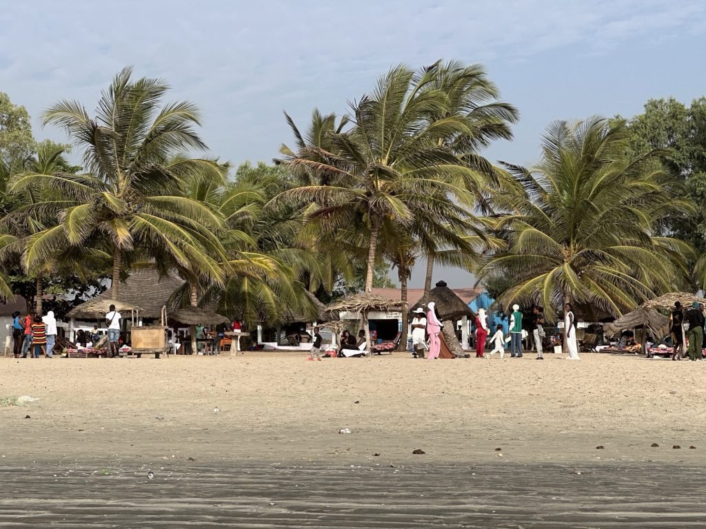 Tropisch strand met houten hutjes en mensen