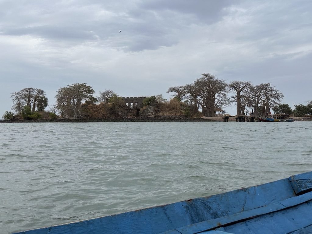 Kunta Kinte eiland vanaf de Gambia-rivier gezien