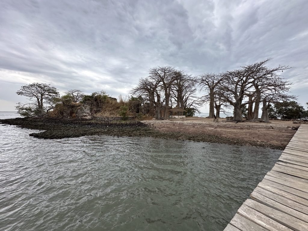 Aanlegsteiger van Kunta Kinte eiland onder dreigende luchten 