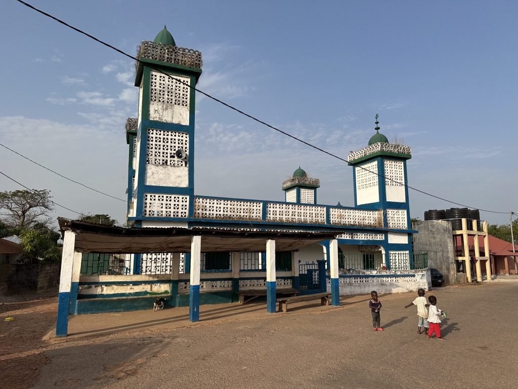 Wit-zwarte moskee met minaret van Bintang