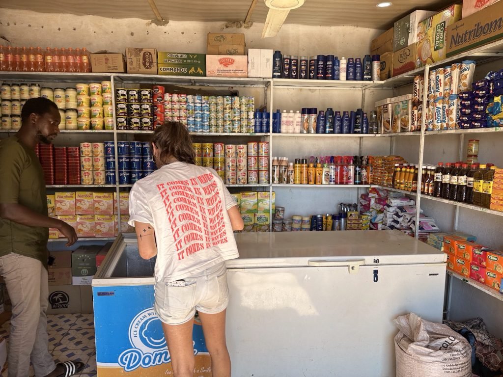 Binnen in een Mini-market in Gambia: schappen met droge voding en blik