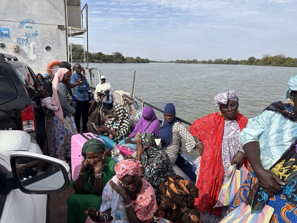 Vrouwen in kleurrijke traditionele klederdracht op de Bansang ferry