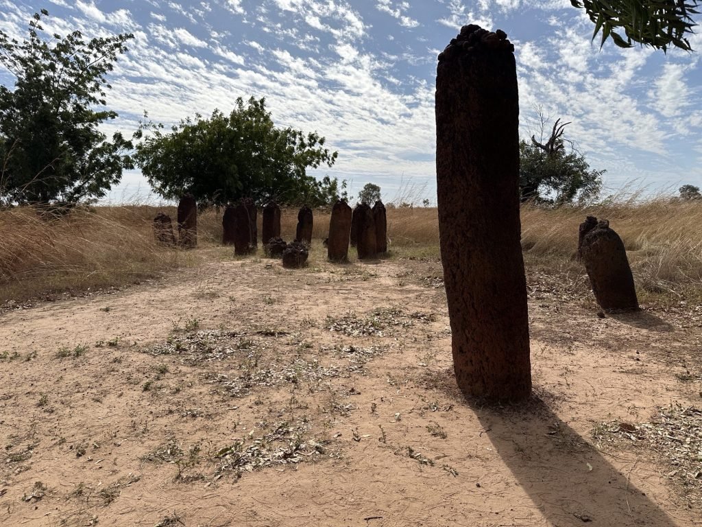 Grote menhir met kleinere op achtergrond