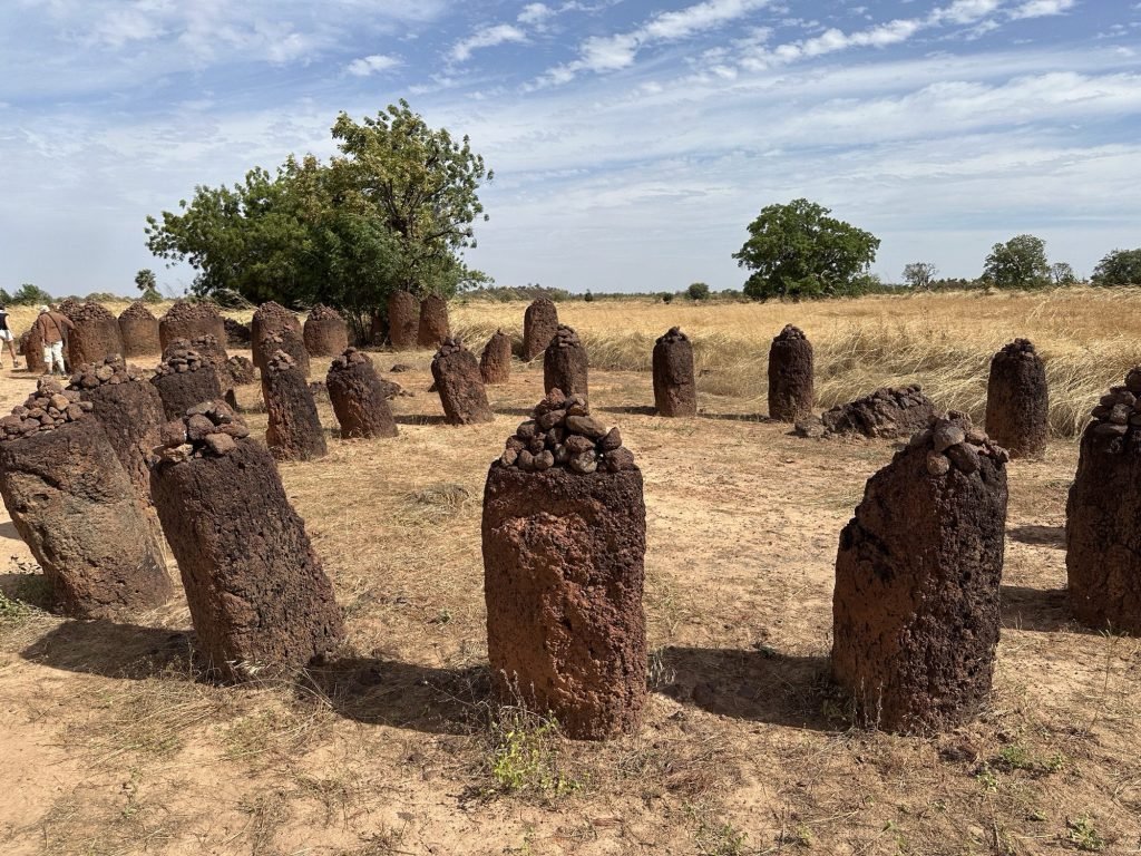 Grote cirkel van stenen met boom op achtergrond