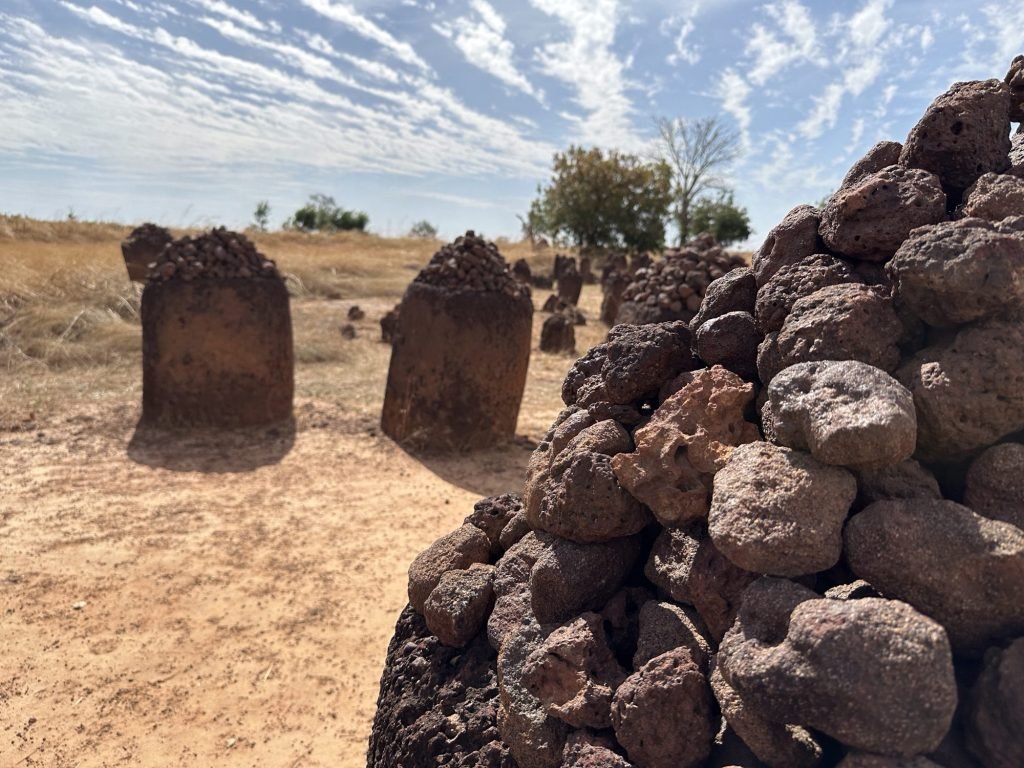 Steenhoop met twee menhirs op voorgrond