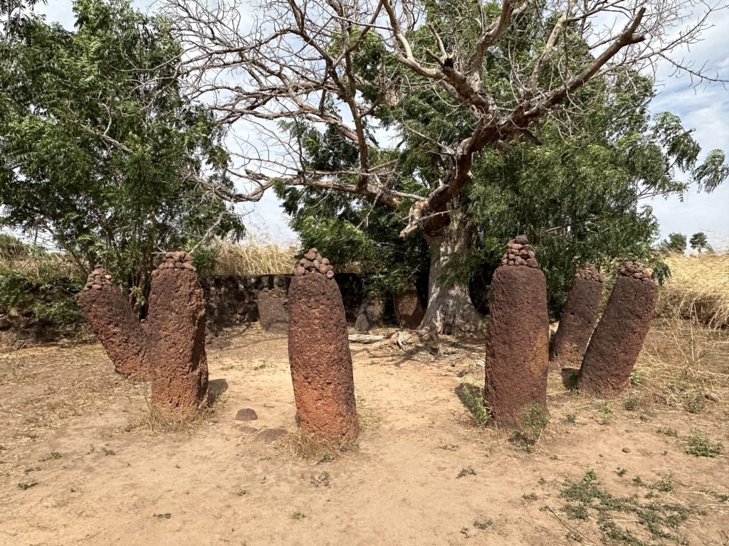 Zes kleine menhirs voor een boom