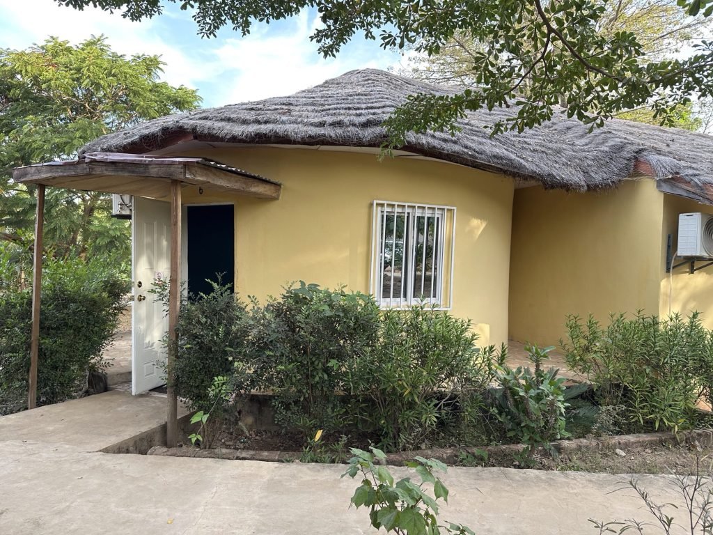 Gele rondavel met rieten dak in Riverside Lodge