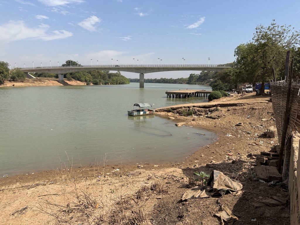 Basse brug over de Gambia-rivier met kleine aanlegsteiger van oude overzetboot