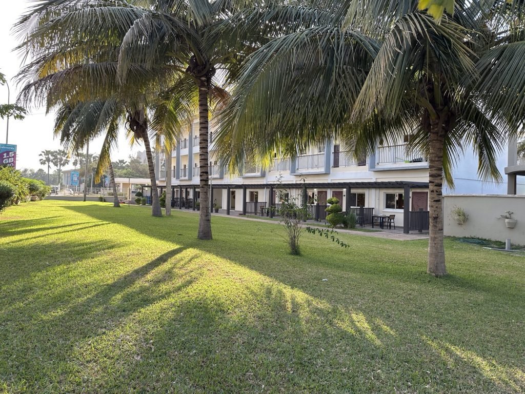 Kololi Beach Resort met tuin en grasveld op de voorgrond