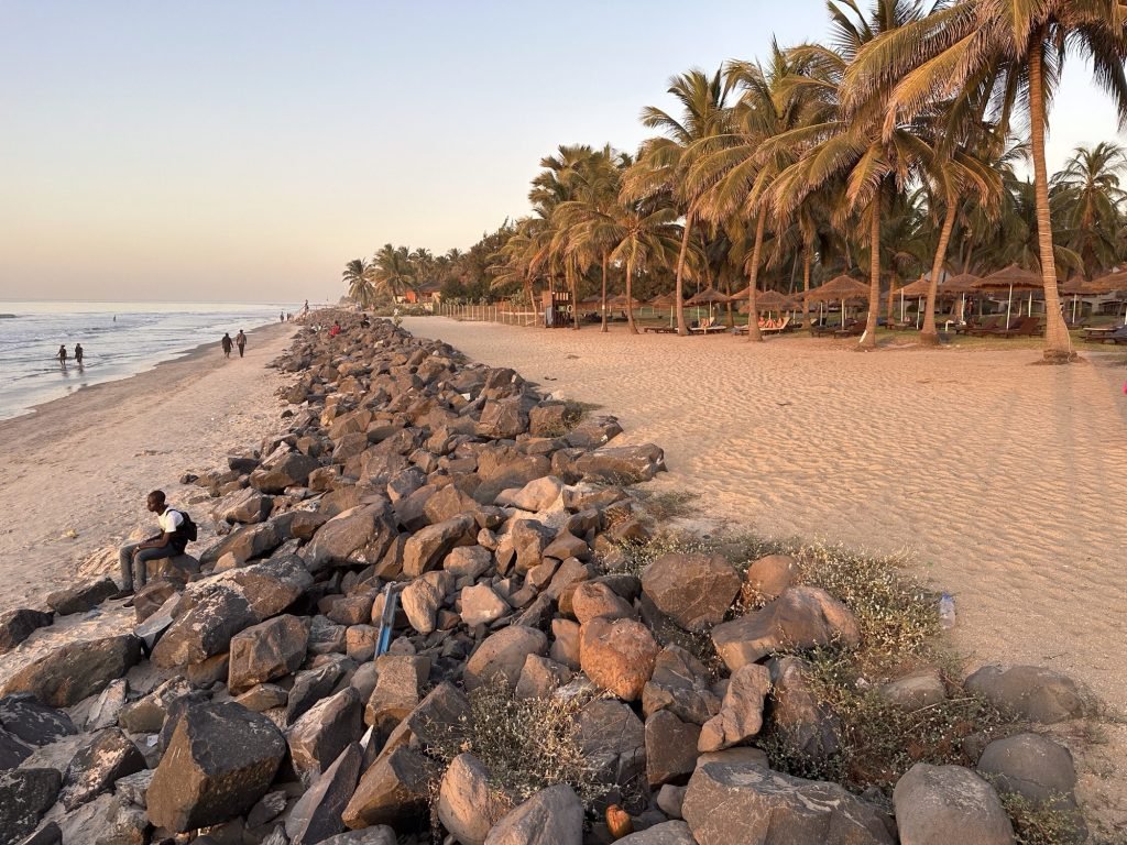 Kololi Beach: strand: wal van rotsen, palmbomen