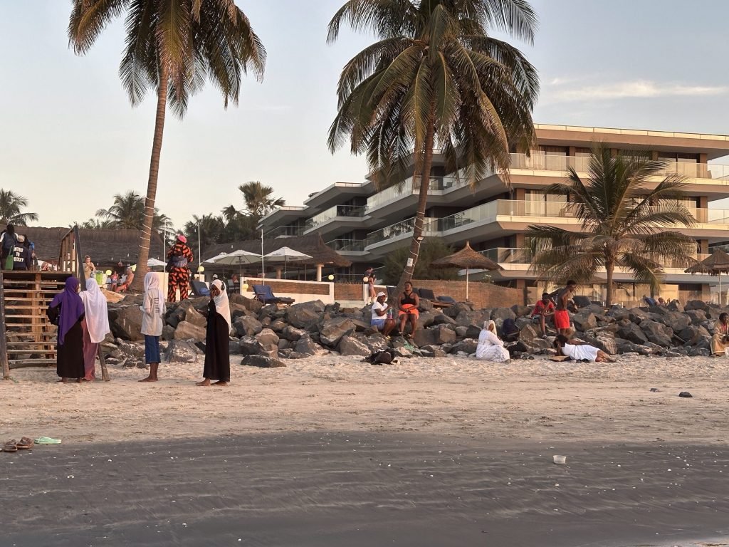 Strand met bumsters en Kololi Beach Resort op de achtergrond