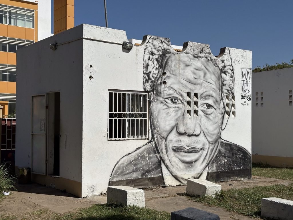 Zwart-wit muurschildering van Nelson Mandela. 