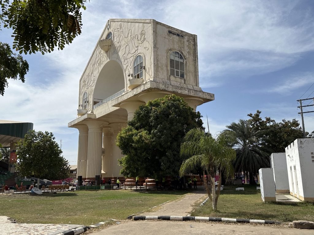 Never Again Arch in Banjul: reusachtige stenen boog over straat.