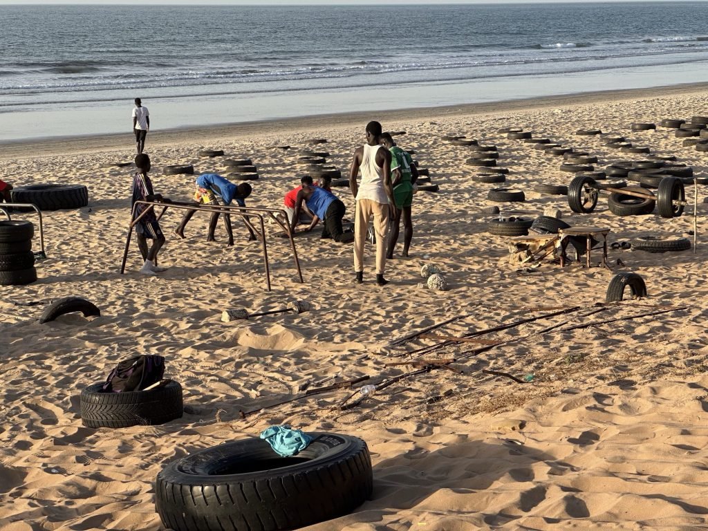 Strand met autobanden als fitness uitrusting