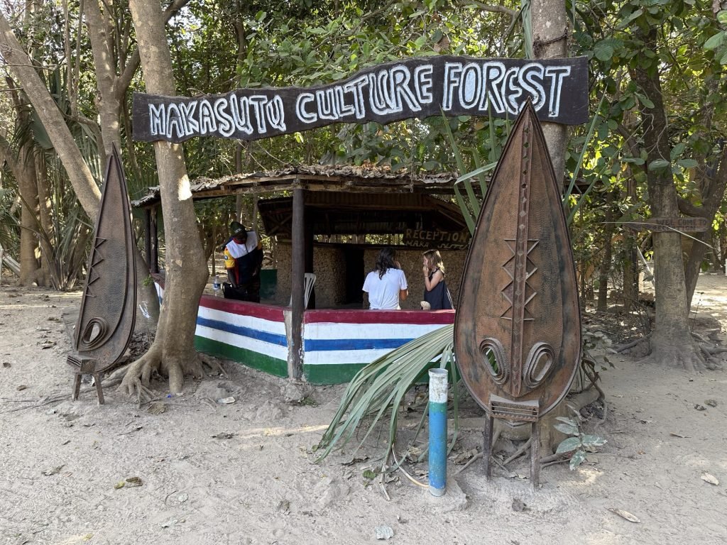 Receptie van Makasutu: houten hutje met Afrikaanse schilden in jungle