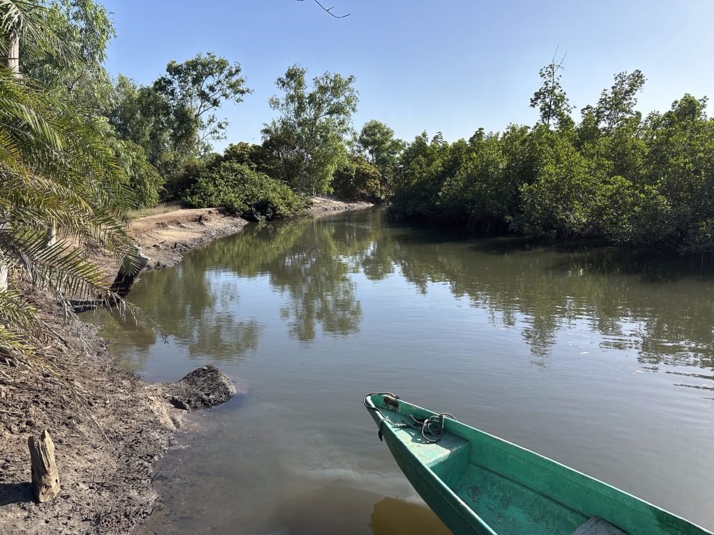 Groen bootje op meander met strandje in Makasutu
