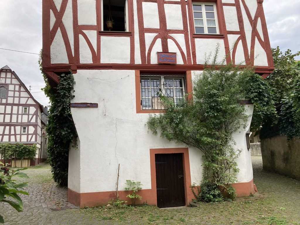 Vakwerk huis in close-up.