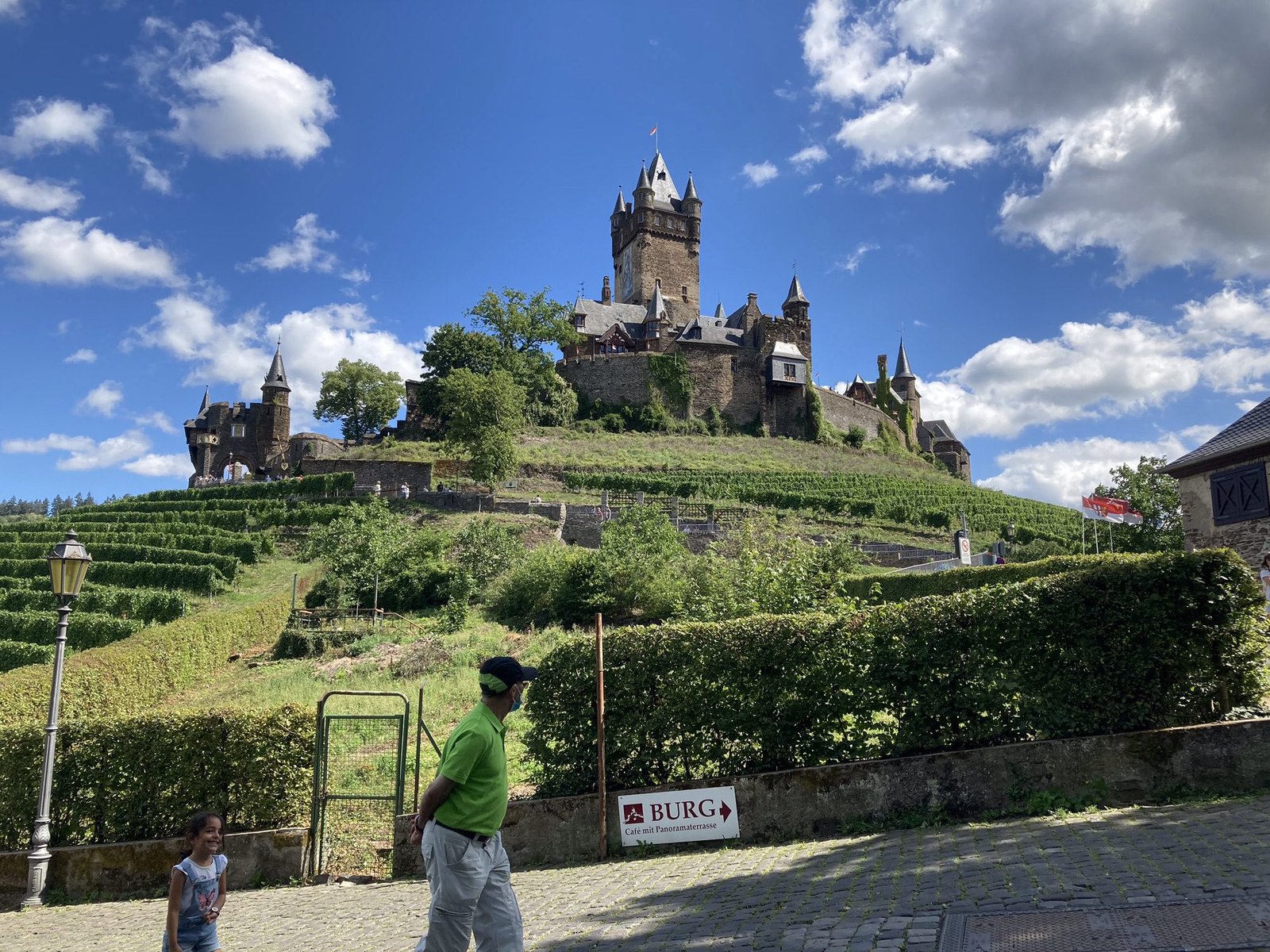 Kasteel van Cochem op heuvel met wijngaarden.