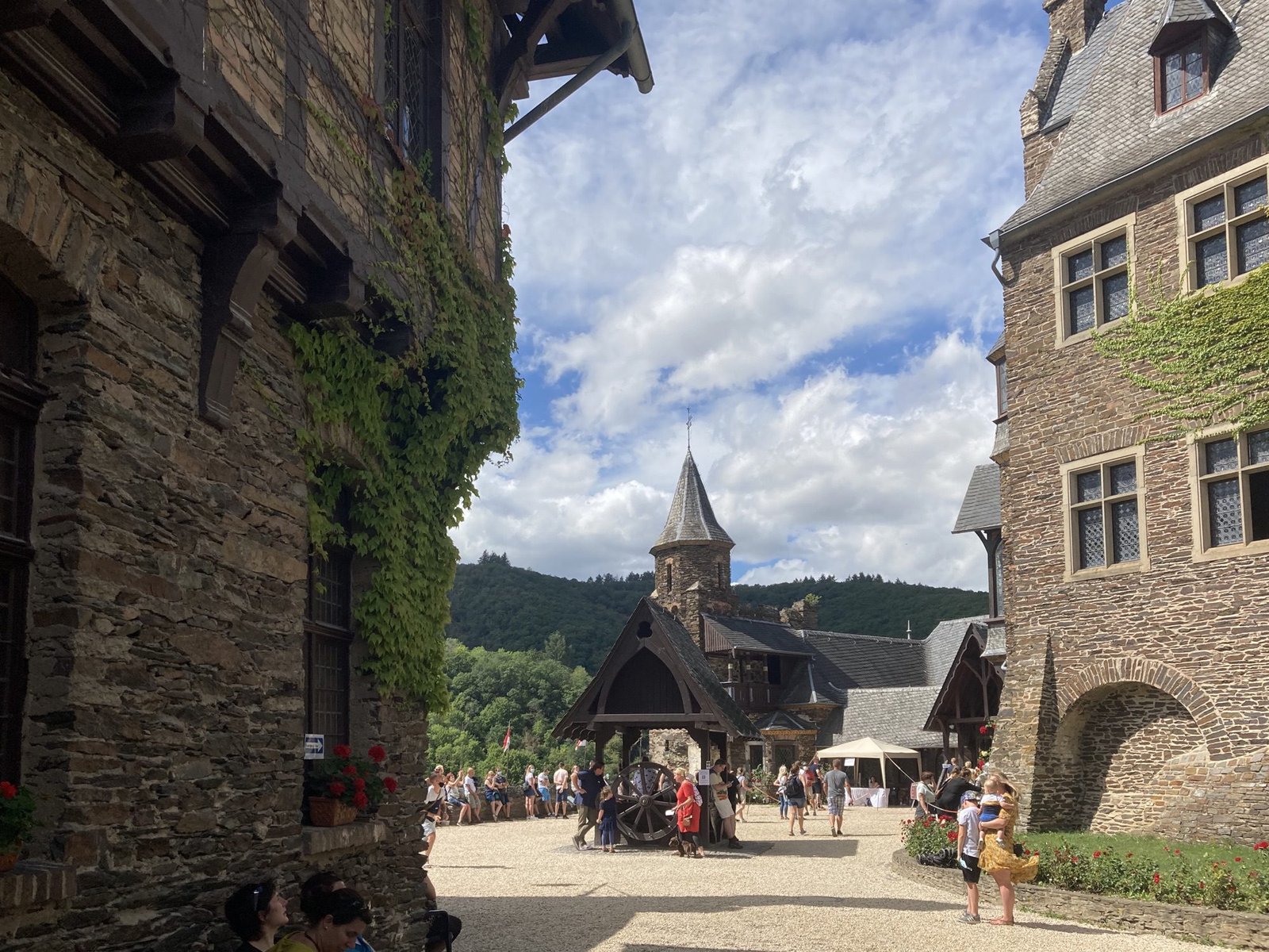 Binnenplein van kasteel van Cochem met klein torentje in achtergrond.