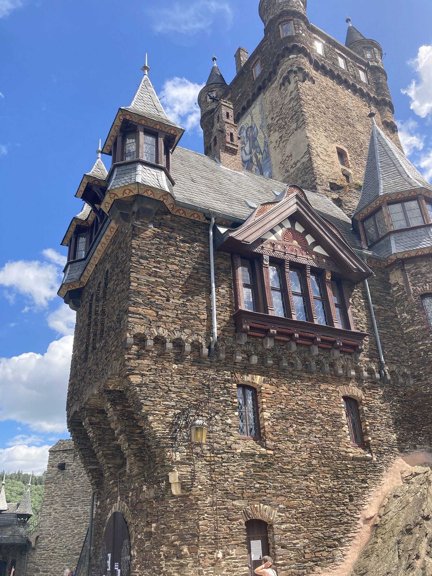 Bruin-grijze kasteeltoren met vele kleine torentjes;