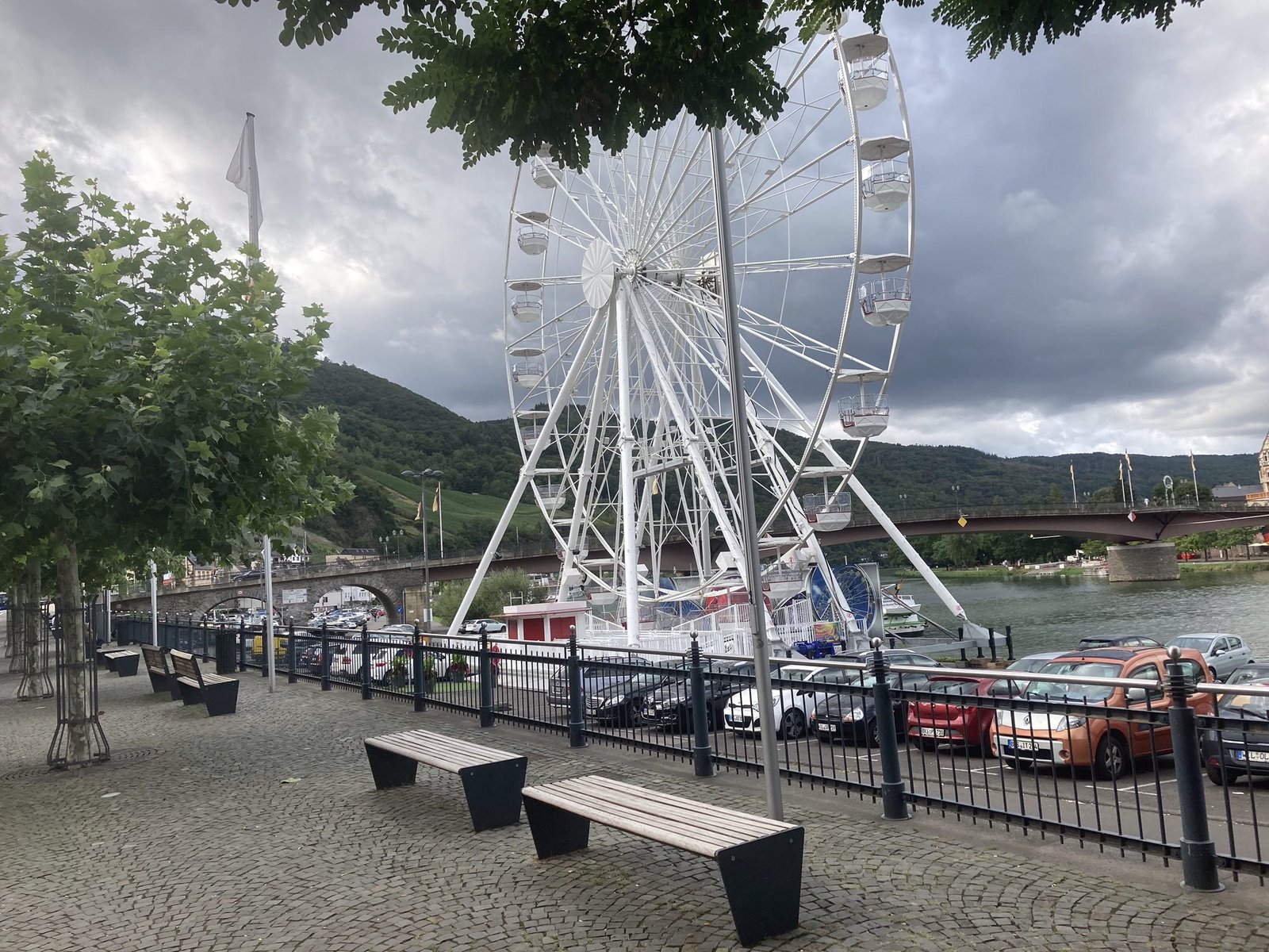Reuzenrad naast de Moezel in Bernkastel.