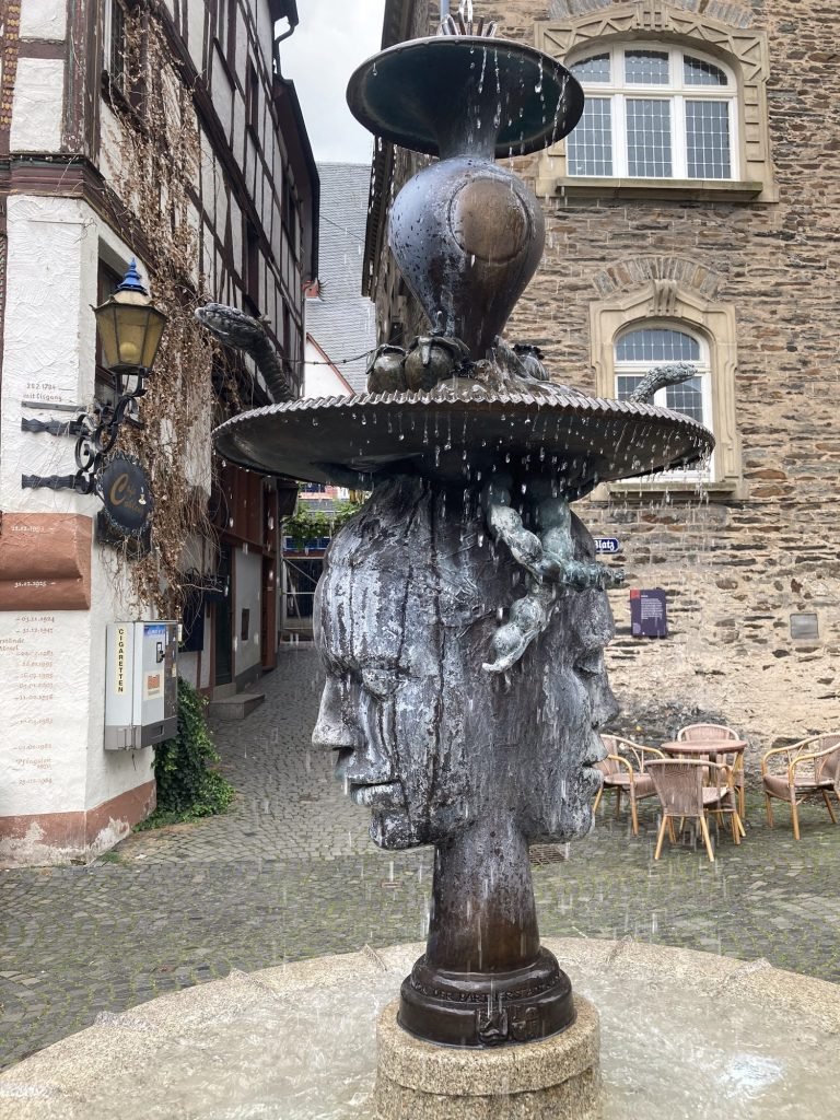 Fontein met twee grote gezichten.