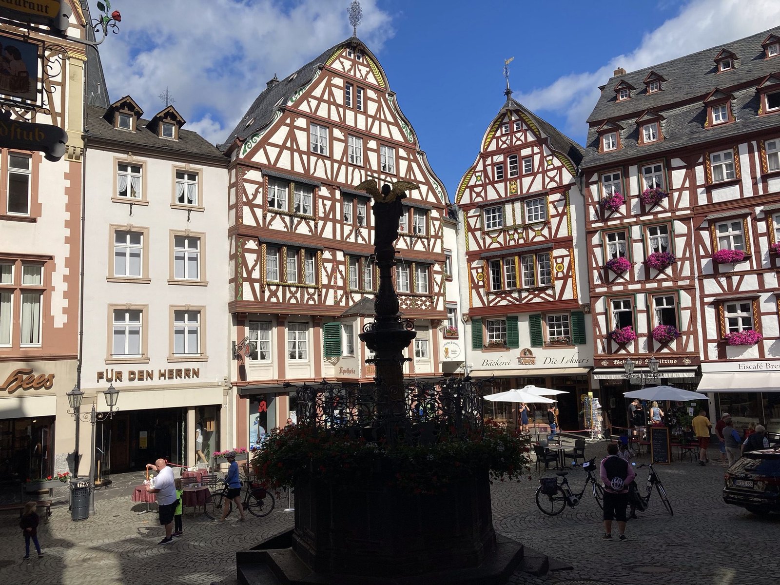 Centraal plein van Bernkastel met fontein en vakwerk-huizen.