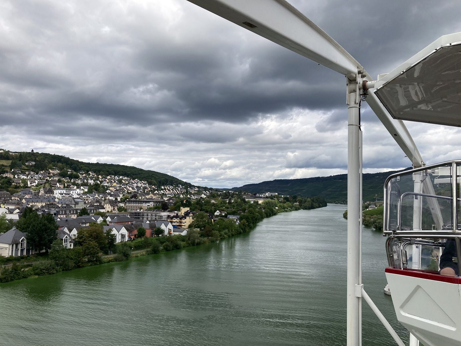 Panorama op Moezel en Bernkastel vanuit reuzenrad.