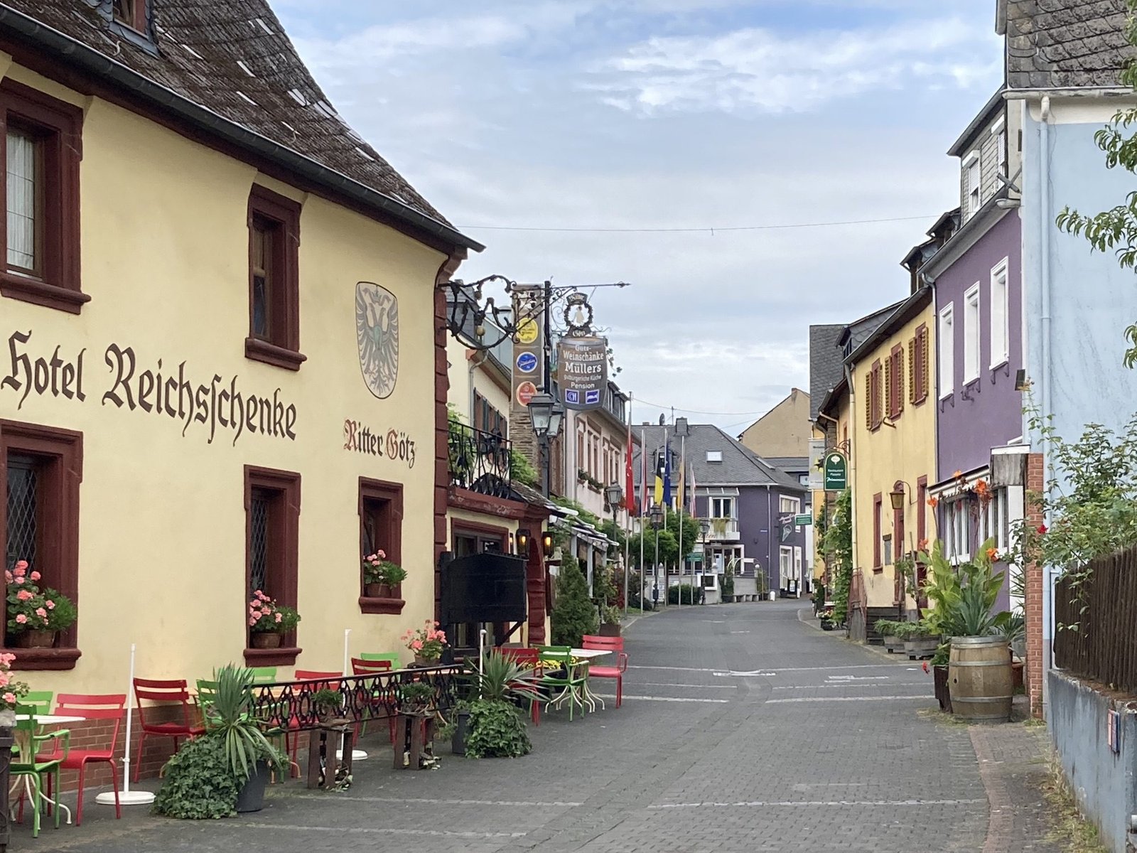 Brede, lege straat met gele huizen in Kröv.