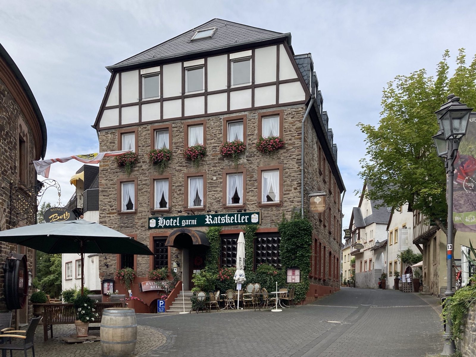 Groot hotel-restaurant met bovenste verdieping in vakwerk.