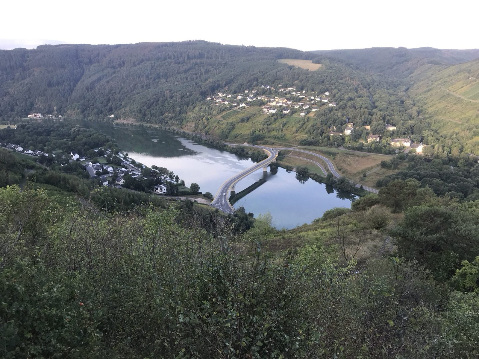 Panorama van moderne brug ovr rivier.