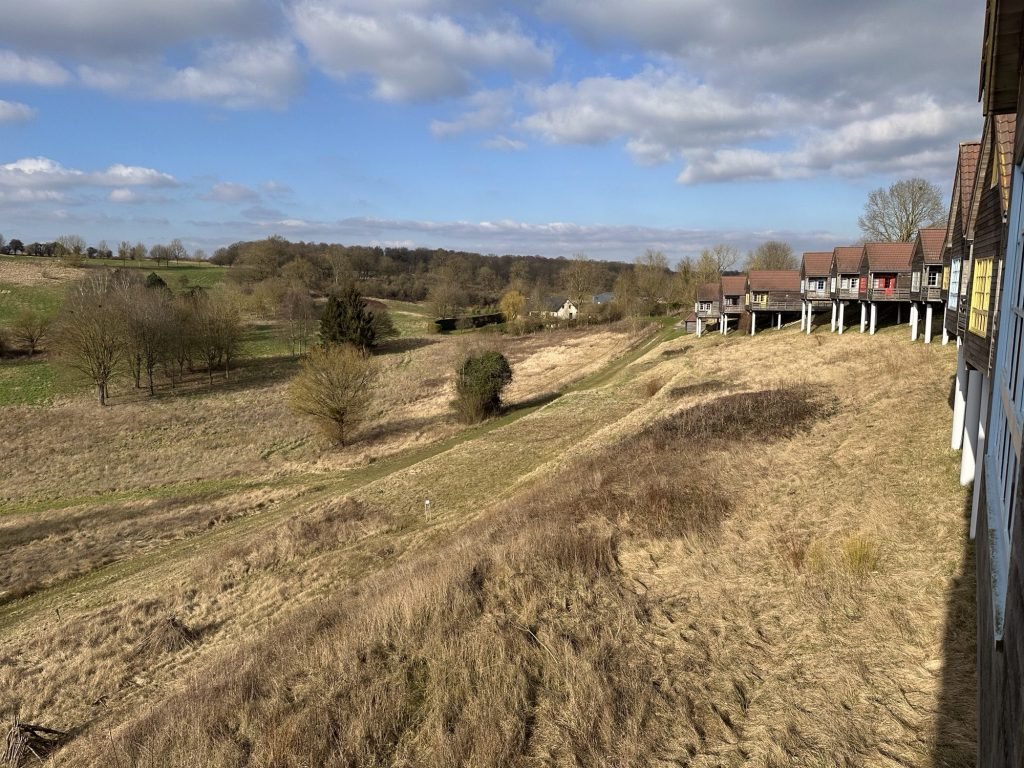 Groen bruine vallei van Domaine du Val met rij vakantihuisjes rechts