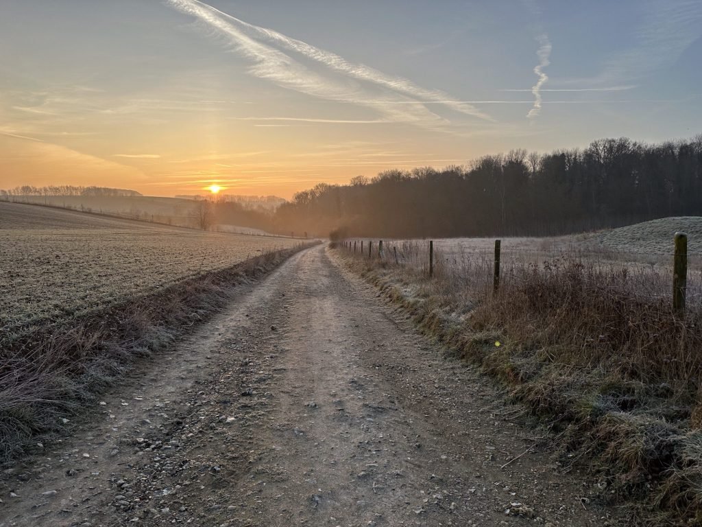 Zonsopgang boven bevroren landschap