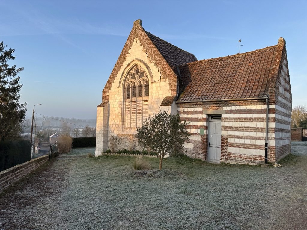 Kerkje van Grand-Laviers met witte banden zandsteen in gevel
