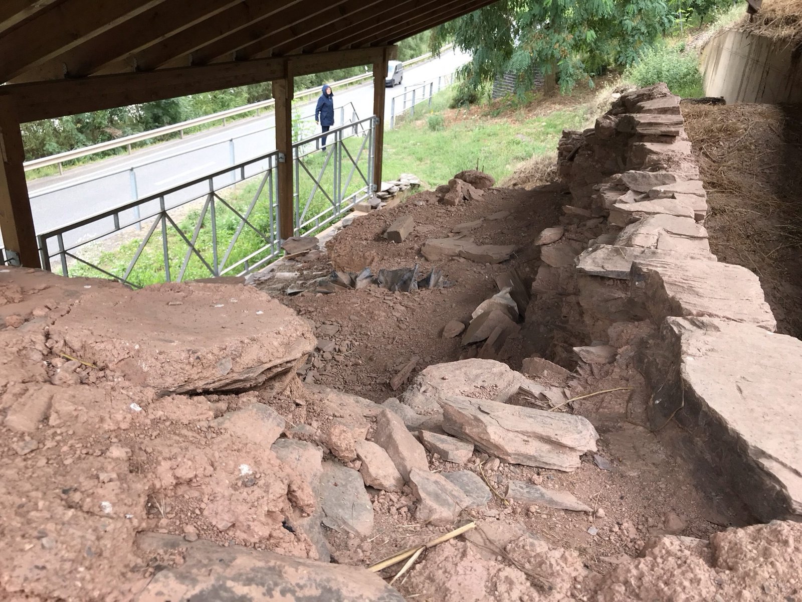 Roze archeologische vindplaats: muurtjes en funderingen.