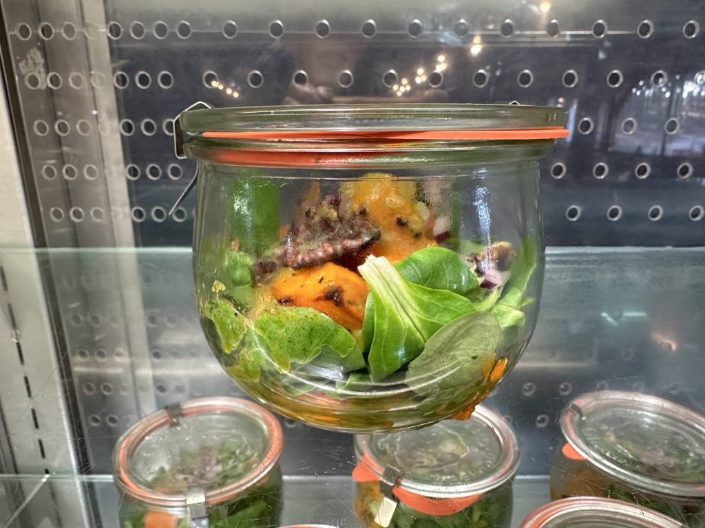 Slaatje in een bokaal als lunch